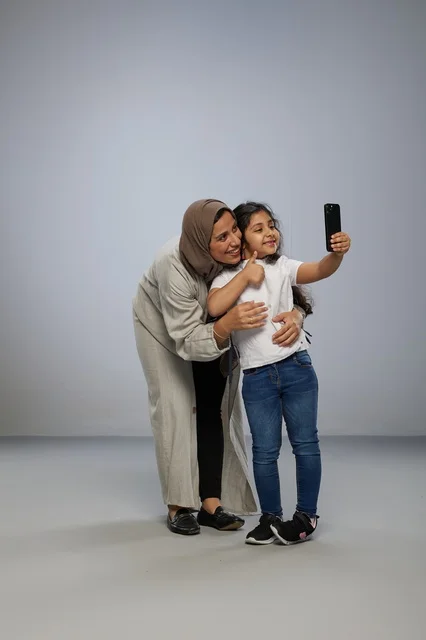 أم سعودية وابنتها تلتقطان صورة سيلفي في الاستوديو
