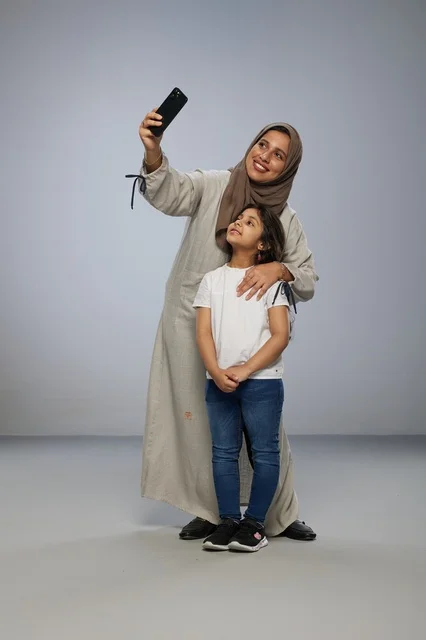 أم سعودية تلتقط سيلفي مع ابنتها بالهاتف الذكي