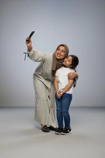 أم سعودية تلتقط صورة سيلفي مع ابنتها في الاستوديو