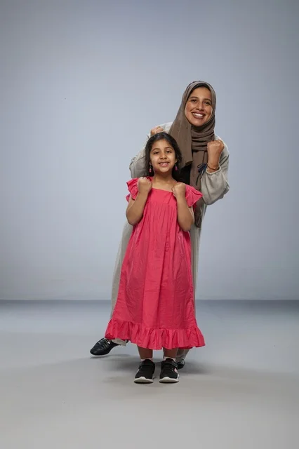 أم سعودية وابنتها تحتفلان في الاستوديو