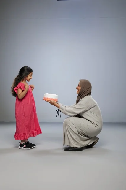 أم سعودية تقدم كعكة عيد ميلاد لابنتها في الاستوديو
