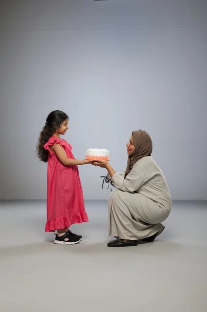 أم سعودية تقدم كعكة عيد ميلاد لابنتها