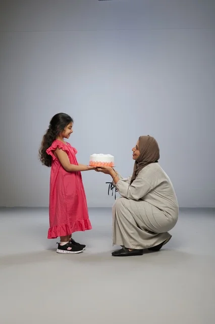 أم سعودية تقدم كعكة لابنتها في الاستوديو