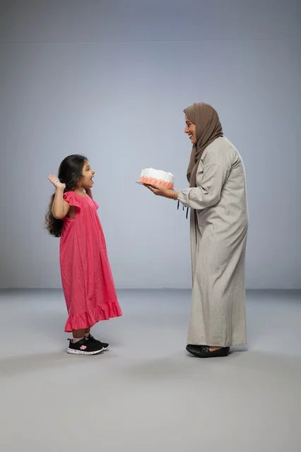أم سعودية تقدم كعكة عيد ميلاد لابنتها في الاستوديو
