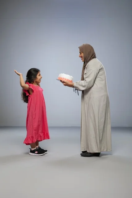 أم سعودية تقدم كعكة لابنتها في الاستوديو