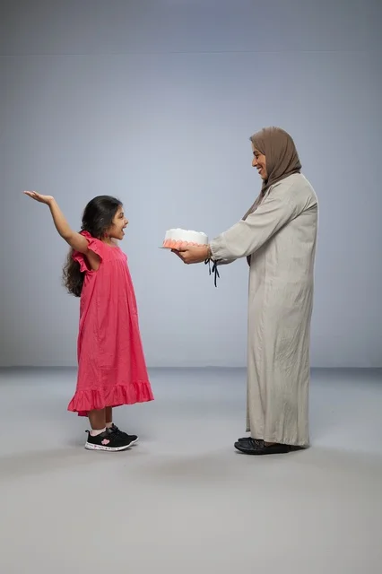 أم سعودية تقدم كعكة لابنتها في الاستوديو