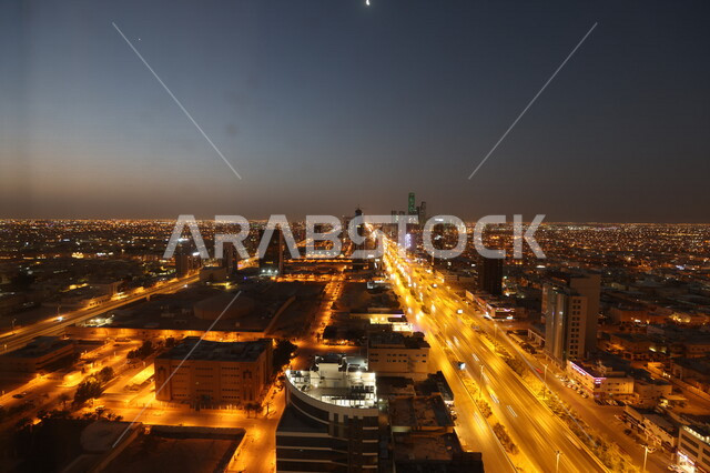 صورة لشوارع مدينة الرياض في المملكة العربية السعودية، طرق وشوارع الرياض، جمال مدينة الرياض ليلا، الابراج وناطحات السحاب، المباني السكنية في السعودية