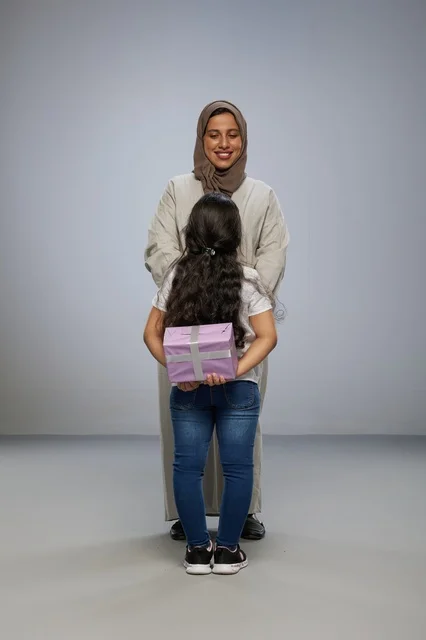 طفلة عربية تخفي هدية لوالدتها في استوديو