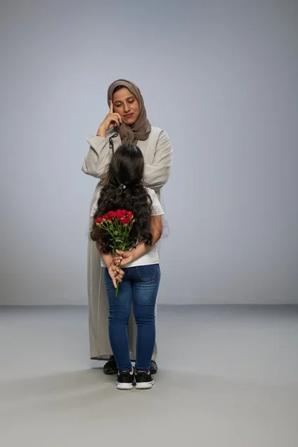 طفلة عربية تخفي وروداً حمراء لوالدتها في الاستوديو