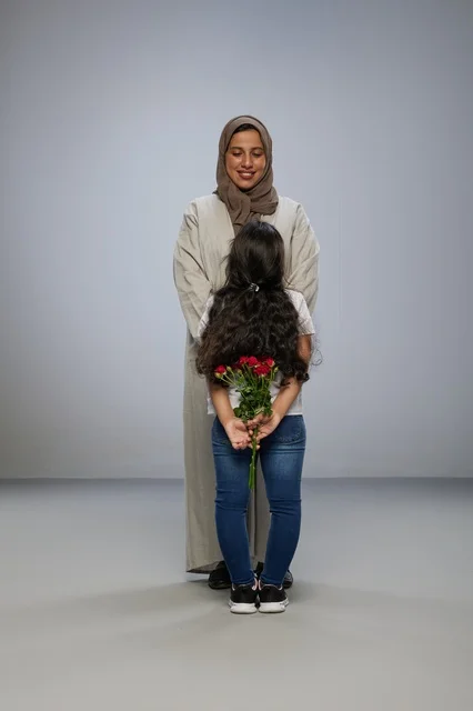 طفلة عربية تخفي ورد أحمر لوالدتها في الاستوديو