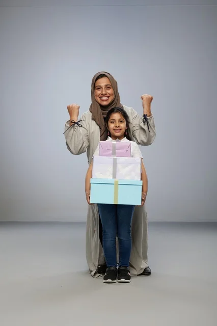 أم وطفلة عربية مع صناديق هدايا في الاستوديو