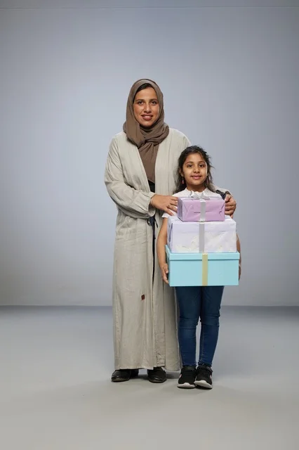 أم وابنتها مع صناديق هدايا في الاستوديو