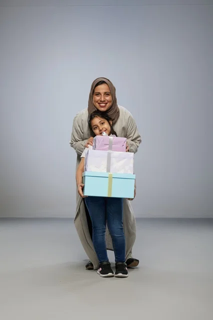 أم وابنتها مع صناديق هدايا في الاستوديو
