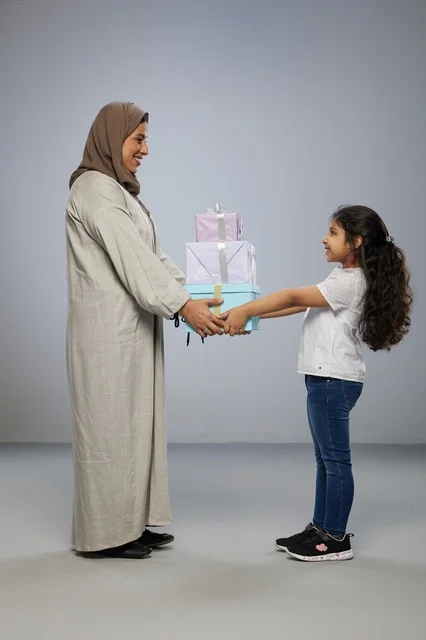 أم وابنتها مع صناديق هدايا في الاستوديو