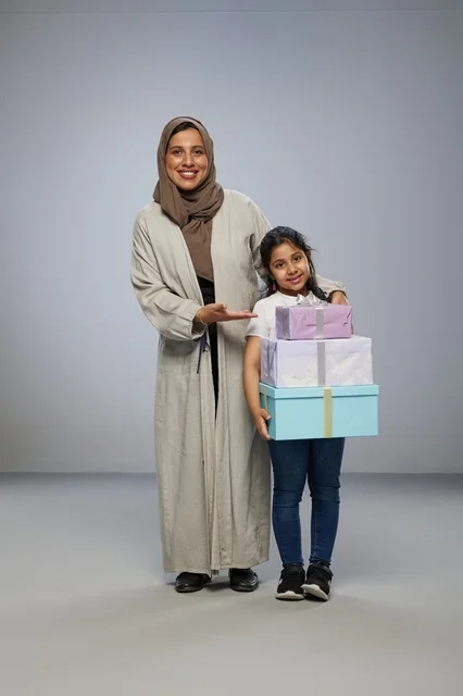 أم وابنتها مع صناديق هدايا في الاستوديو