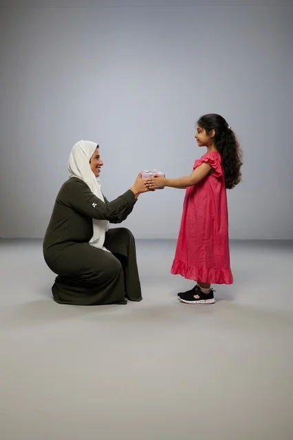 طفلة تقدم صندوق هدية لوالدتها