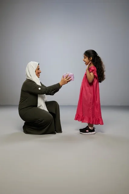 أم سعودية وابنتها مع صندوق هدية في الاستوديو