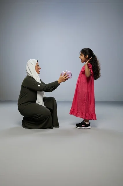أم عربية تقدم هدية لابنتها في الاستوديو