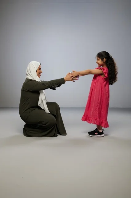طفلة عربية تقدم هدية لوالدتها في استوديو