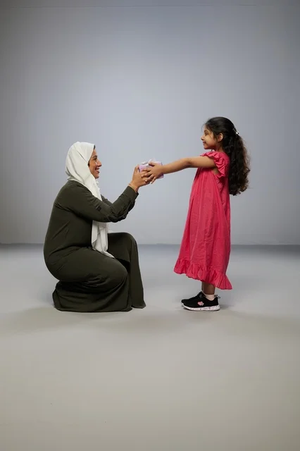 طفلة عربية تقدم صندوق هدية لوالدتها في الاستوديو