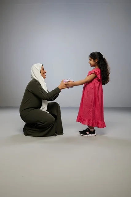 طفلة عربية تقدم صندوق هدايا لوالدتها في استوديو