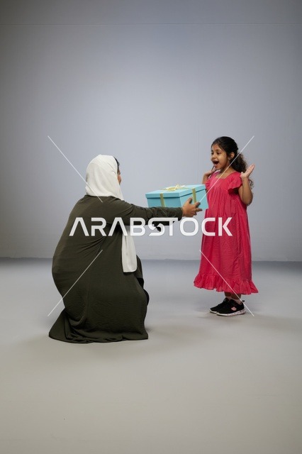 أم عربية تقدم صندوق هدايا لابنتها في الاستوديو