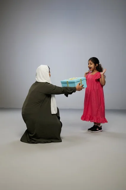 أم عربية تقدم صندوق هدايا لابنتها في الاستوديو