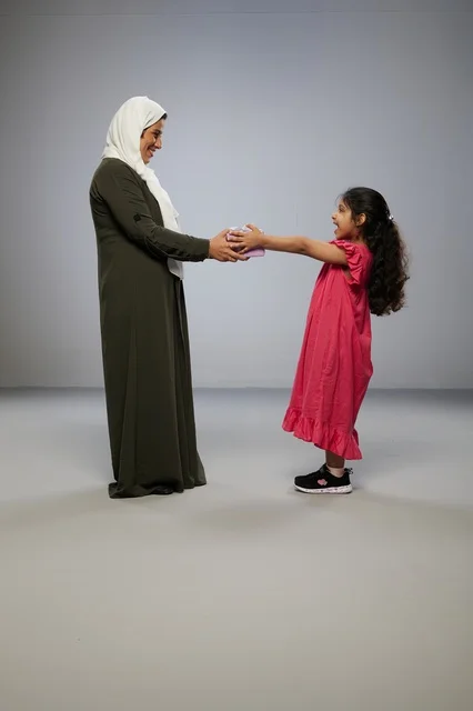 طفلة عربية تقدم صندوق هدية لوالدتها في الاستوديو