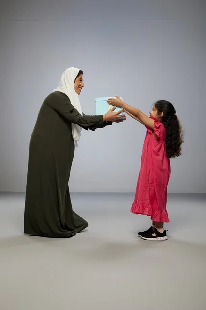 طفلة عربية تقدم صندوق هدايا لوالدتها في الاستوديو