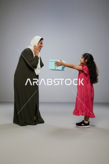 أم عربية تستلم صندوق هدايا من ابنتها في الاستوديو