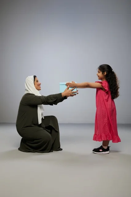 أم سعودية وابنتها مع صندوق هدايا في الاستوديو