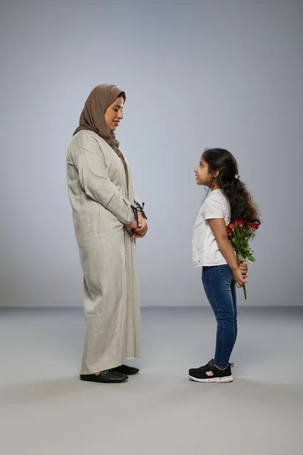 طفلة عربية تخفي ورود حمراء لوالدتها في الاستوديو