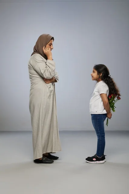 أم سعودية وابنتها مع ورود في الاستوديو