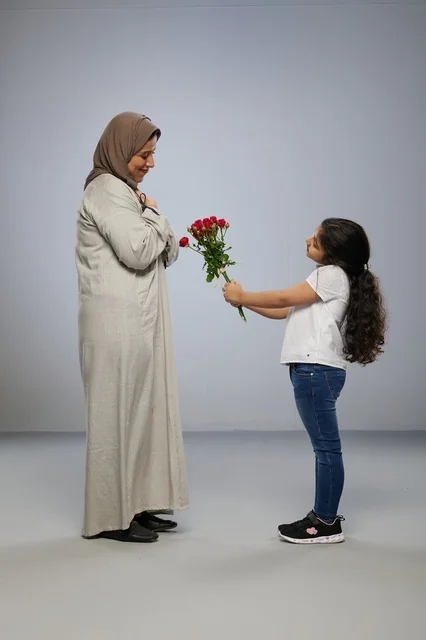 طفلة عربية تقدم ورد لوالدتها في الاستوديو
