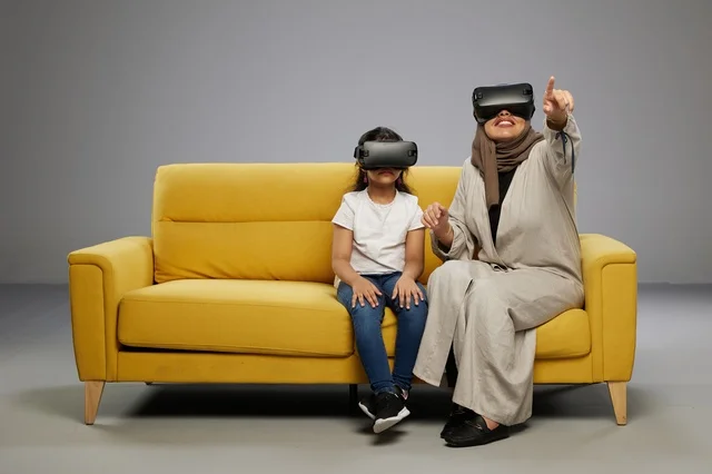 أم سعودية وابنتها تستخدمان نظارات الواقع الافتراضي