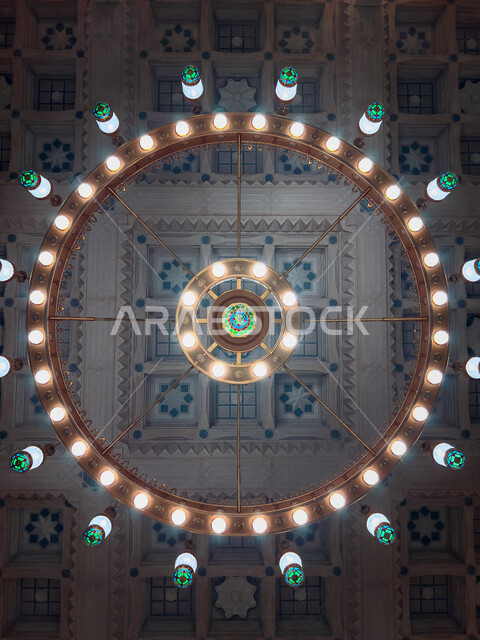 صورة مقربة لنجفة كبيرة في الحرم النبوي بالمدينة المنورة، اضاءة الحرم النبوي، زخارف وتصاميم اسلامية، نجف مضيء في المسجد النبوي بالسعودية