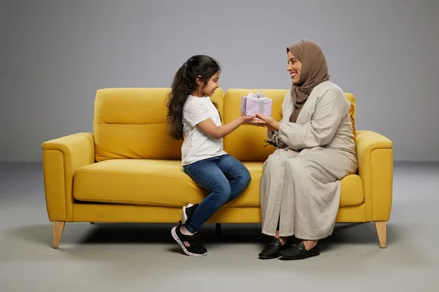 أم سعودية تقدم هدية لابنتها على أريكة صفراء