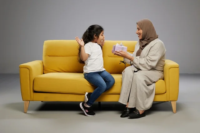 أم سعودية تقدم هدية لابنتها على أريكة صفراء