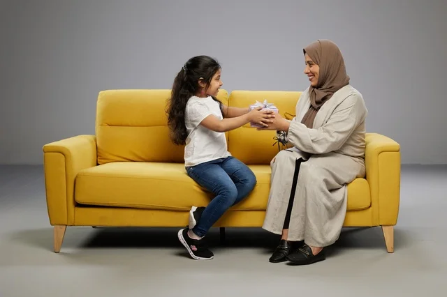 أم سعودية تقدم هدية لابنتها على أريكة صفراء