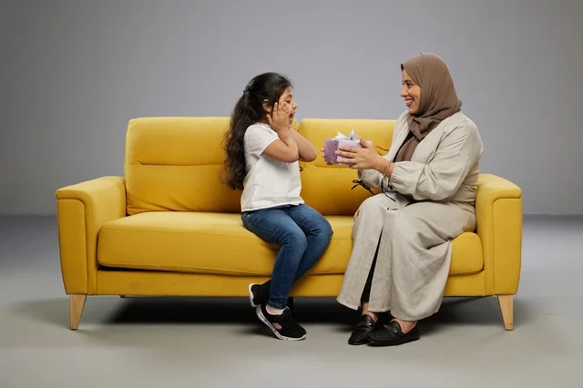 أم سعودية تقدم هدية لابنتها على أريكة صفراء