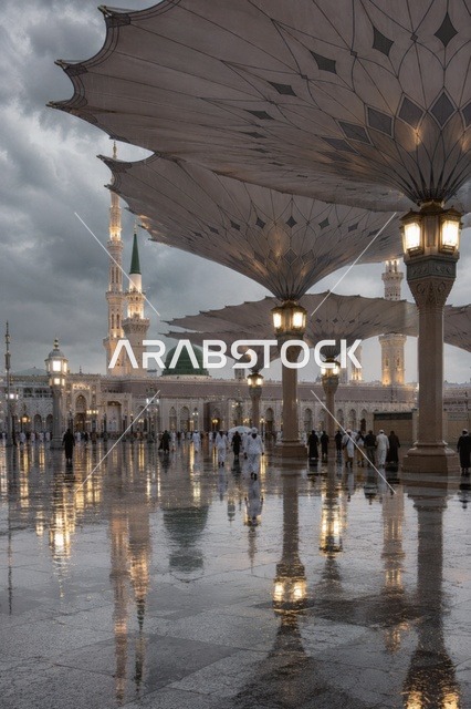 ساحة المسجد النبوي بالمدينة المنورة في وقت المطر