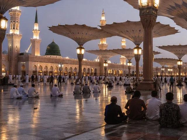 ساحة المسجد النبوي في المدينة المنورة وقت المساء