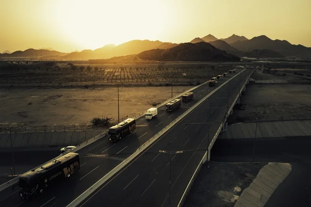 مشعر عرفات مكة المكرمة وقت الغروب تصوير جوي للحافلات