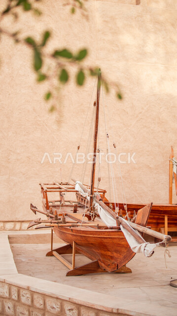 مجسم لقارب خشبي قديم، مجسم مصنوع يدويا للزينة، نموذج أولي لتصاميم هندسية، سفينة تقليدية، الصناعة اليدوية في السعودية
