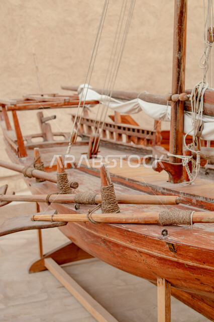 مجسم لقارب خشبي قديم، مجسم مصنوع يدويا للزينة، نموذج أولي لتصاميم هندسية، سفينة تقليدية، الصناعة اليدوية في السعودية