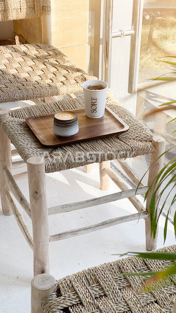 صورة مقربة لكوب القهوة على طاولة في احد الكافيهات، قهوة اسبريسو، مشروبات ساخنة، جلسات هادئة في مقاهي السعودية