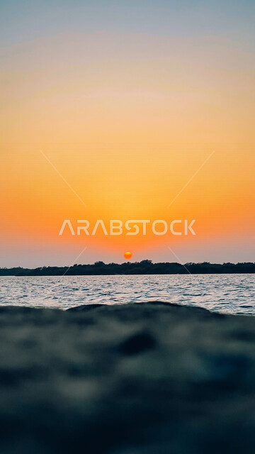 Aesthetic views of the sunset on the seashore, waterfront, sunset, scenic beauty, natural world of tourism