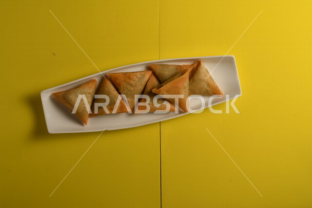 طبق من قطع السمبوسة اللذيذة، وجبة فطور عربية، وصفات وأطباق طعام لذيذة، مأكولات صحية، اكلات رمضانية، مطاعم عربية خليجية سعودية