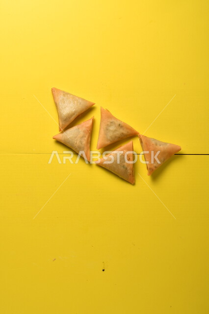 طبق من قطع السمبوسة اللذيذة، وجبة فطور عربية، وصفات وأطباق طعام لذيذة، مأكولات صحية، اكلات رمضانية، مطاعم عربية خليجية سعودية