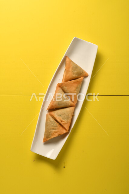 طبق من قطع السمبوسة اللذيذة، وجبة فطور عربية، وصفات وأطباق طعام لذيذة، مأكولات صحية، اكلات رمضانية، مطاعم عربية خليجية سعودية